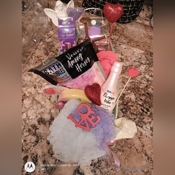 Luxurious Bath & Body Gift Set - Green Pamper Me - Picture 8 of 14